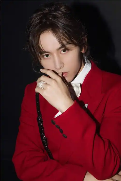 在嘈杂世界中选择沉默 跨界歌手张哲瀚新单《不说》今日上线