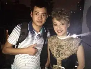 经纪人陈星与陈慧娴合影