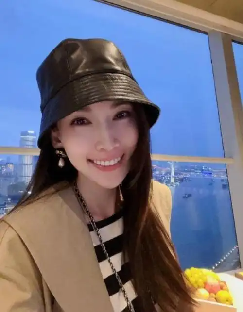 林志颖车祸后首到内地工作,陈若仪贴心陪同,现身商场穿搭引热议