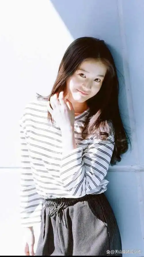 "铁三角"的牛仔短裤,搭配白色衬衣,张雪迎大秀少妇风采!