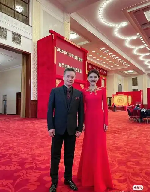 央视主持人龙洋龙年喜气洋洋才貌双全身穿红色礼服美翻天
