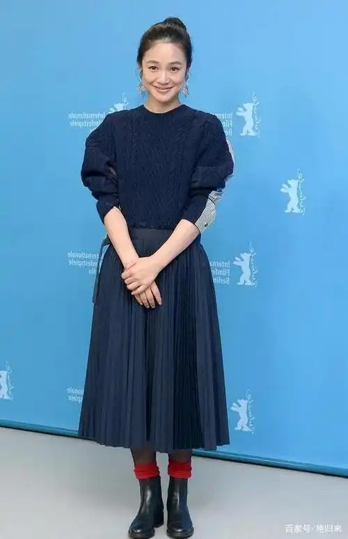 周韵"原装脸"真耐老,穿一身黑也盖不住优雅,与姜文同框似父女