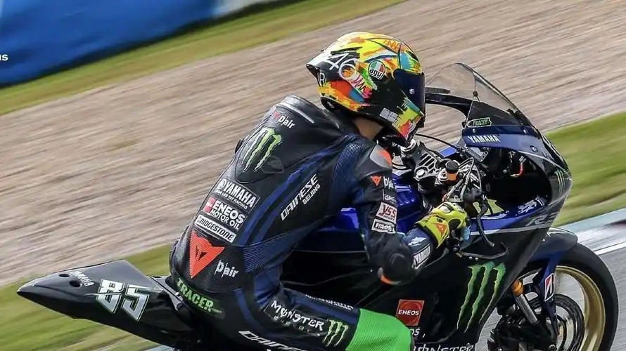 王一博摩托车赛片段