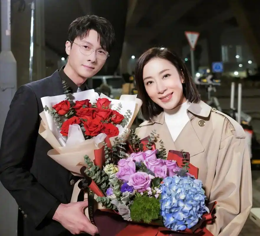 湛江春风拂面,复活节期间,港星杨怡与杨卓娜携女儿小珍珠回乡祭祖