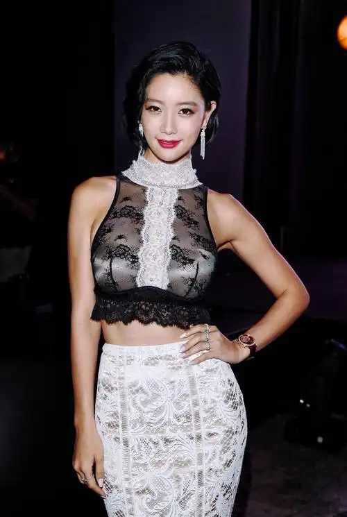 "亚洲第一美"克拉拉傲人身材走秀, 网友: 又是百分百穿衣显瘦?