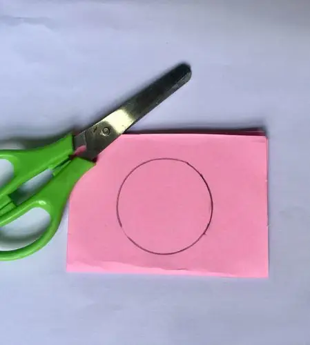 《可爱的小老鼠》 写美篇核心经验:本次手工通过幼儿重复练习剪圆形