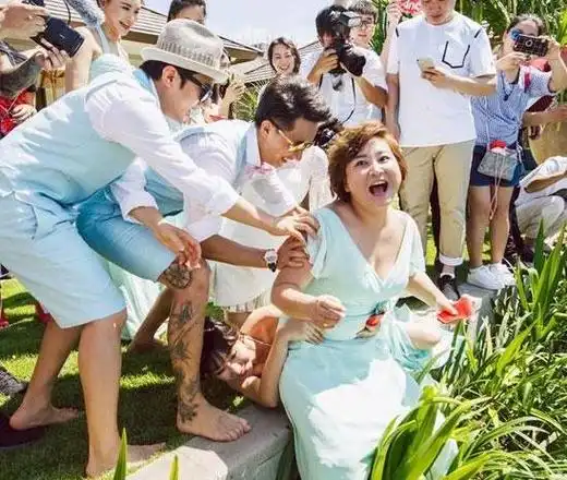 幸好贾玲阻止了这场闹剧,否则"柳岩湿身"的消息一定又是当天热搜.