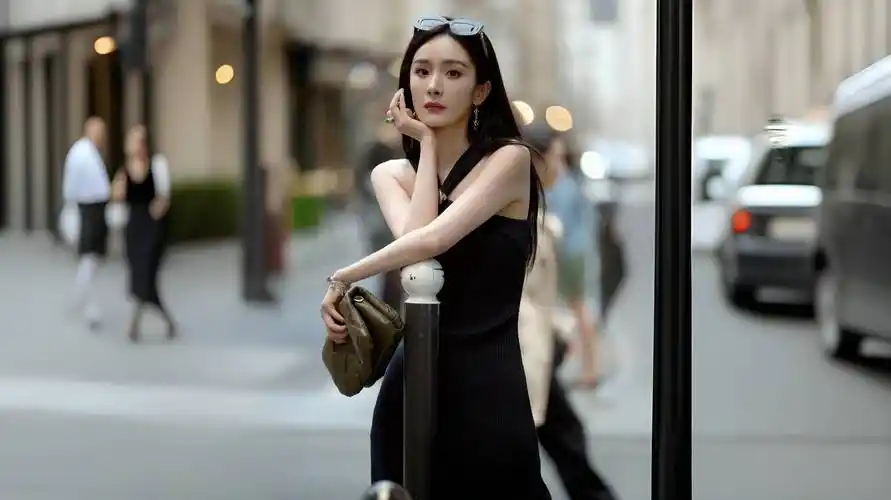 1,《酱园弄》入围戛纳主竞赛,杨幂和赵丽颖有可能一起去戛纳.