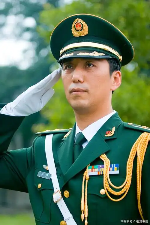 ",如今变得越来越"复杂",它从无到有,随着我军军服的现代化不断丰富