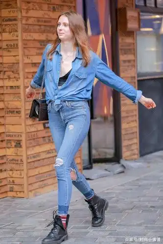 牛仔衣搭配的效果休闲随意,欧美范儿十足,马丁靴显气质