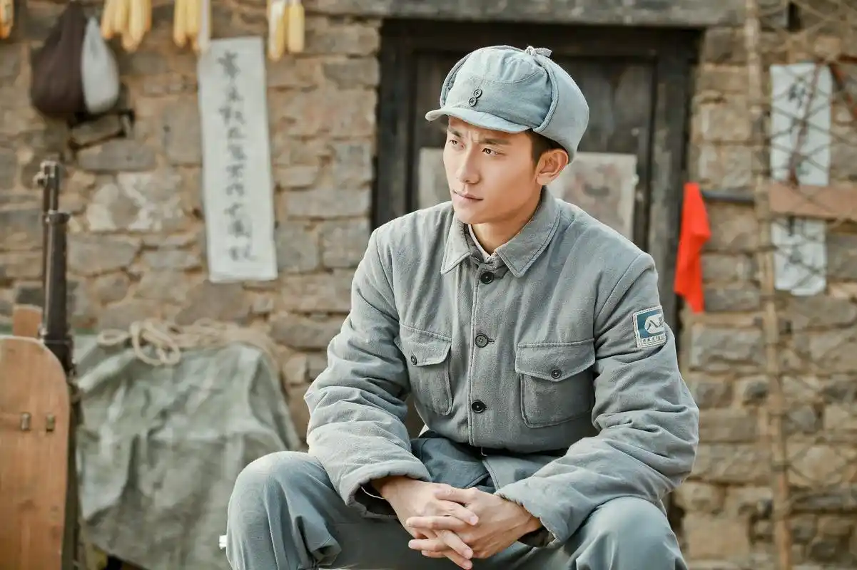 张一山在剧中饰演骁勇善战,心怀革命信仰的八路军连长付子龙