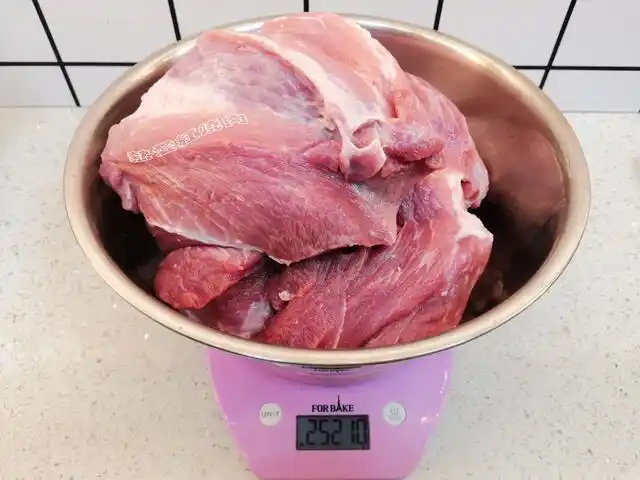 2为了给大家参考一下我去皮后称了一下刚好五斤猪肉,如果你用十斤的