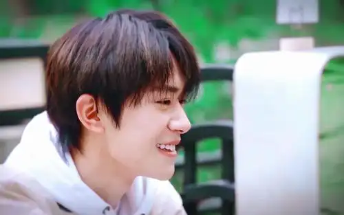 电脑壁纸 明星 大陆明星 今日份男孩易烊千玺休闲帅气写真