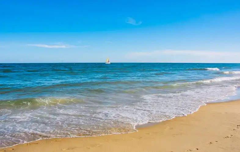 大海蓝蓝的仿佛一块蓝宝石无边无际