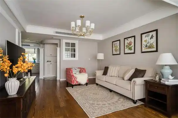 美式三室装修效果图 奶咖色的墙漆好治愈呀