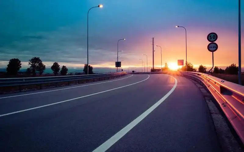 沿途唯美的公路风景图片桌面壁纸