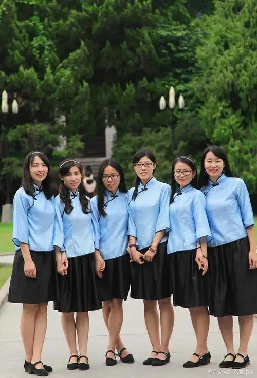 中国以前的校服是什么样的