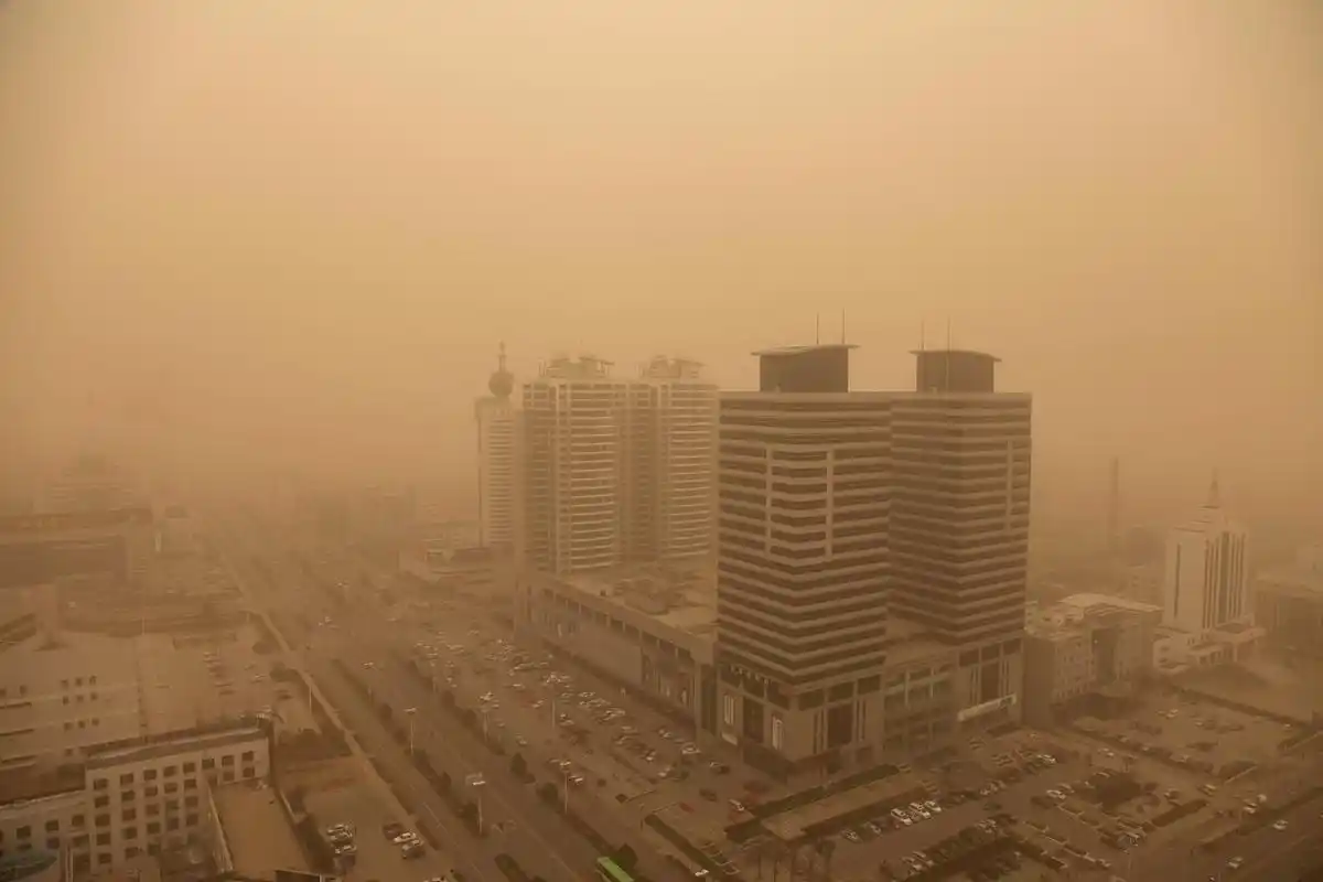 沙尘暴的形成主要有两个因素:1,动力因素.