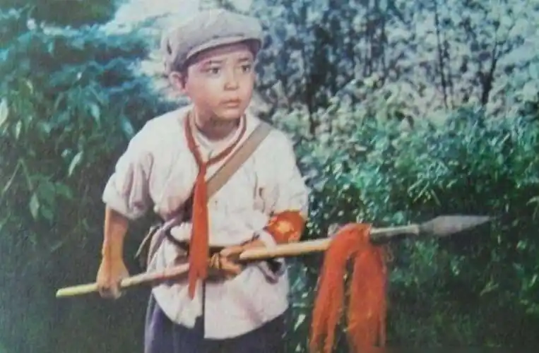 回顾那个因闪闪的红星走红的潘冬子如今怎样了