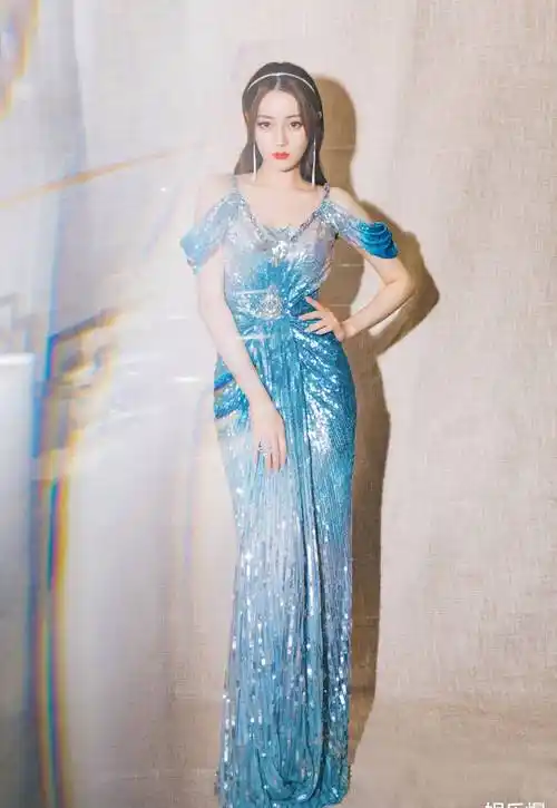 angelababy时尚大片曝光大胆挑战蓝发人鱼造型却撞脸李小璐