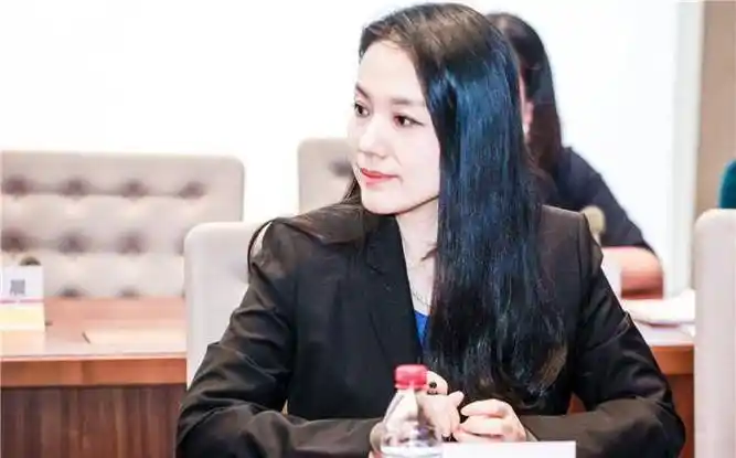 北大美女教授史蛟:开课时座无虚席,34岁未婚学生很焦虑