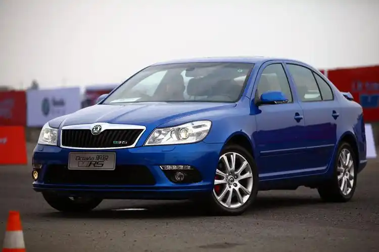 明锐作为上汽大众斯柯达品牌的第一款轿车,是与欧洲同步的先进车型,并