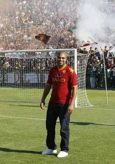 新浪体育讯 北京时间6月10日消息,罗马队下赛季新成员阿德里亚诺于