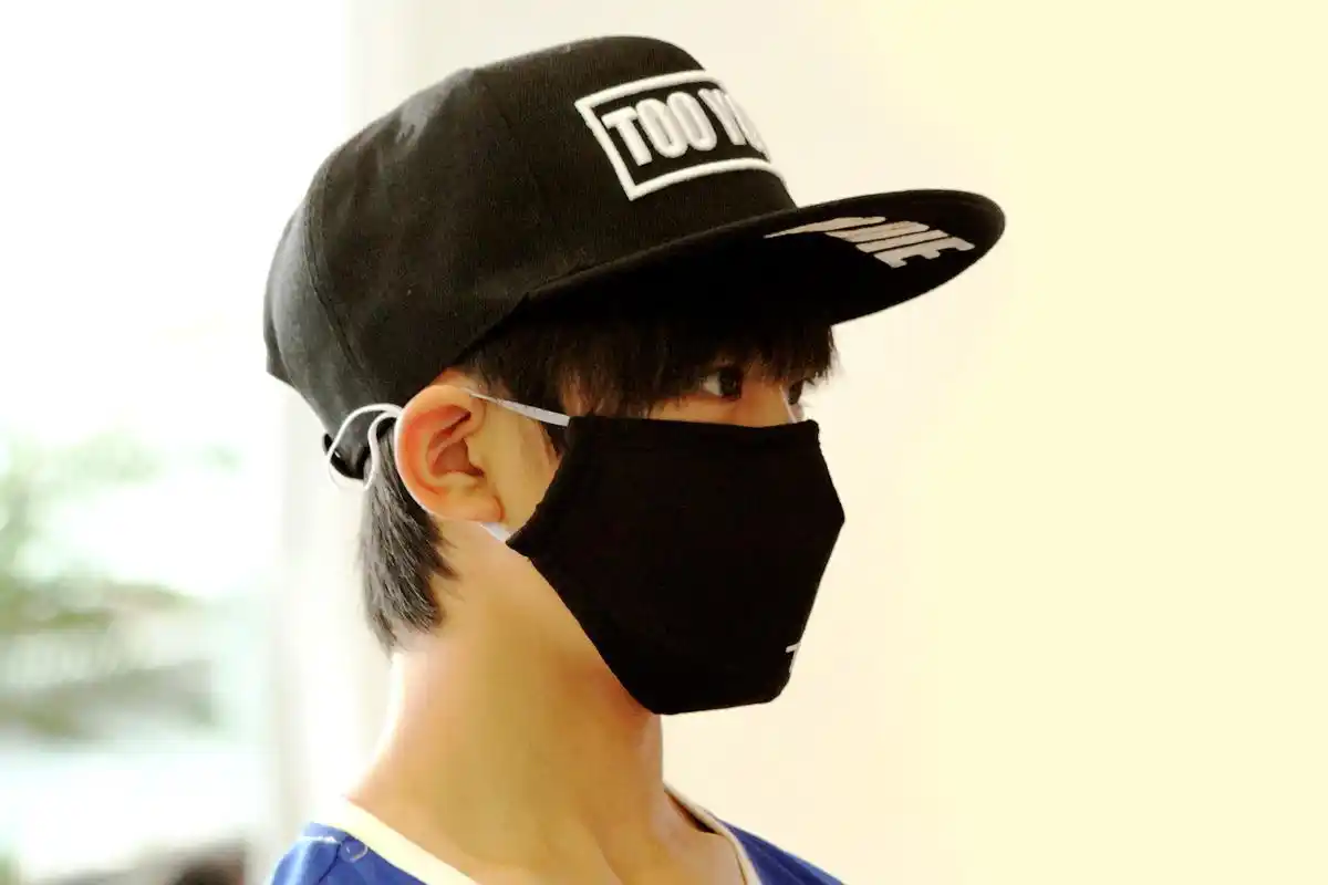 口罩少年易烊千玺