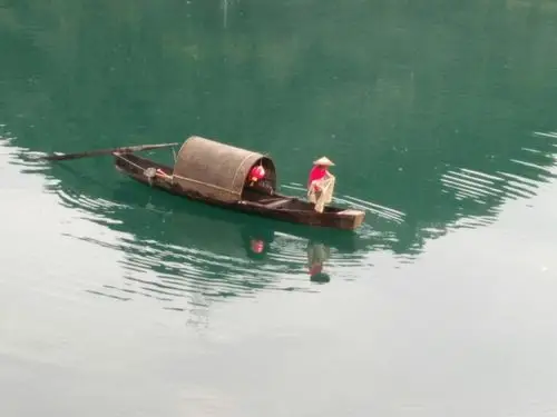 江面上的小渔船