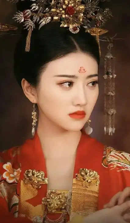 回顾当年的《大唐荣耀》,景甜头顶大红牡丹绝美,不愧人间富贵花