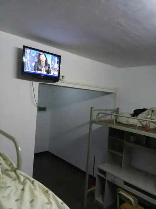 在听完安全教育之后的夜晚,我们在已经弄的很干净的宿舍里看了会电视