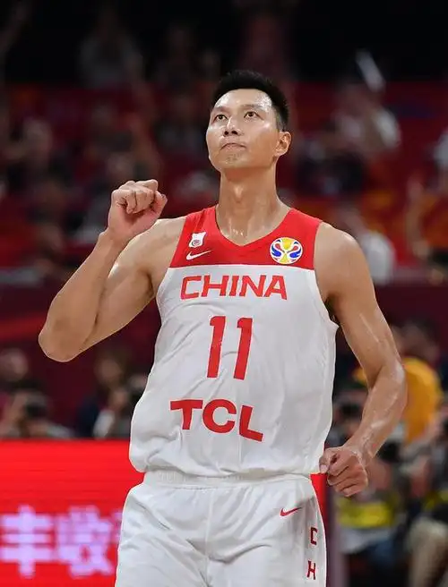 中国队11号易建联取得进球后很振奋.