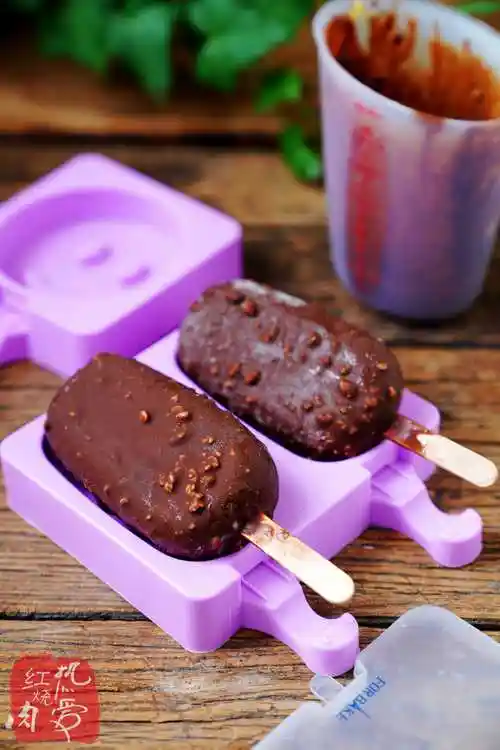 我今天做的是黑巧克力脆皮雪糕,外皮用的是好时的浓醇可可黑巧克力