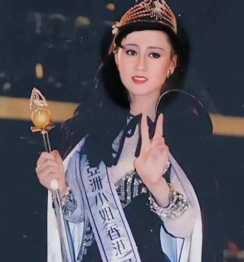 利智:被李连杰宠爱34年,外人看来是掉进蜜罐,但风光背后是眼泪