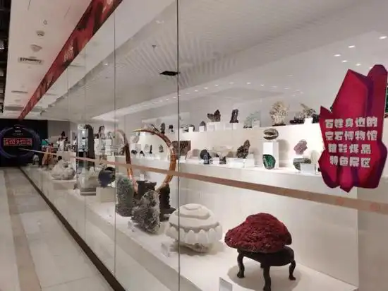 备案的博物馆,展出珍贵黄金珠宝玉石,矿晶,虫珀展品近千件,涵盖宝石学