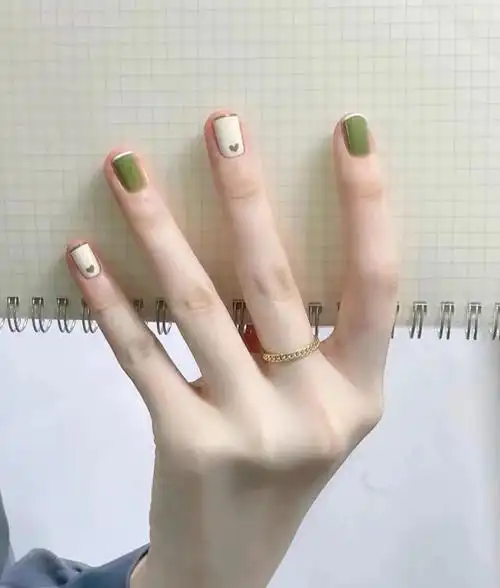 适合夏天的美甲,小红书美甲图片最新2022(超显白:夏日通勤必涂美甲款)