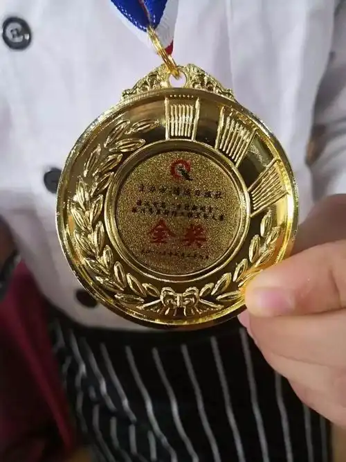 热烈祝贺我校烹饪专业学生参加粤菜厨师烹饪大赛荣获金奖