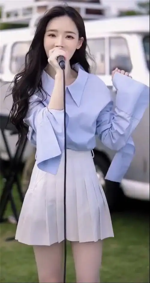 新潮春夏抖音网红戴羽彤同款万有引力小个子蓝色开袖时尚套装