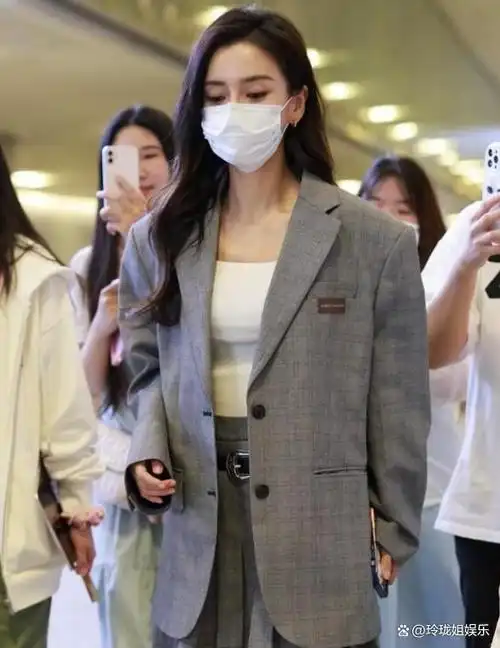 angelababy杨颖现身上海机场 身着oversize西装时尚靓丽