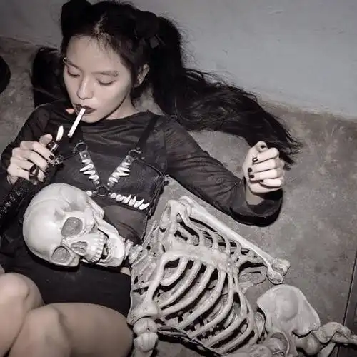 抱骷髅吸烟的女人_重口味头像图片_扣扣居
