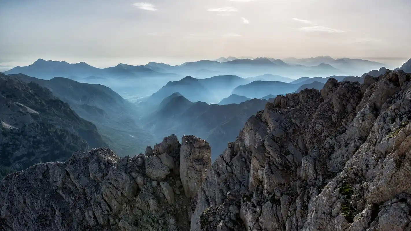 壮观唯美的山峰景色桌面壁纸