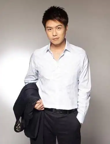 《聊斋2》里的婴宁,姐弟恋嫁小7岁老公,今儿女双全42岁仍似少女