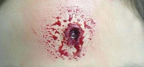 伤口刻画的更加逼真第六步:用黑色,红色油彩,血浆制造流血效果,这样