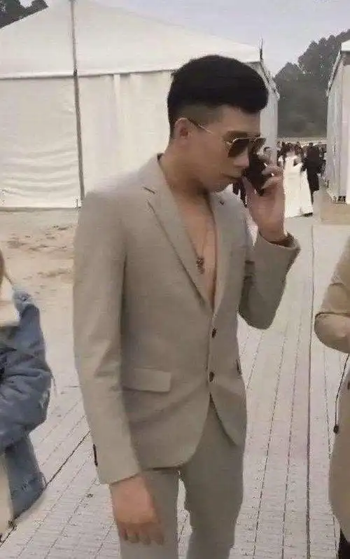 油腻穿搭光膀子穿西装