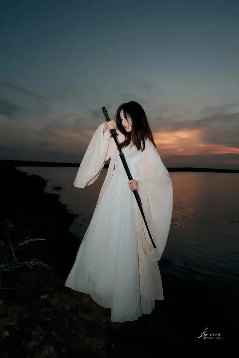 剑来八百里雪走,一式斩春秋#国风古韵 #夕阳下的背影 #武侠 - 抖音