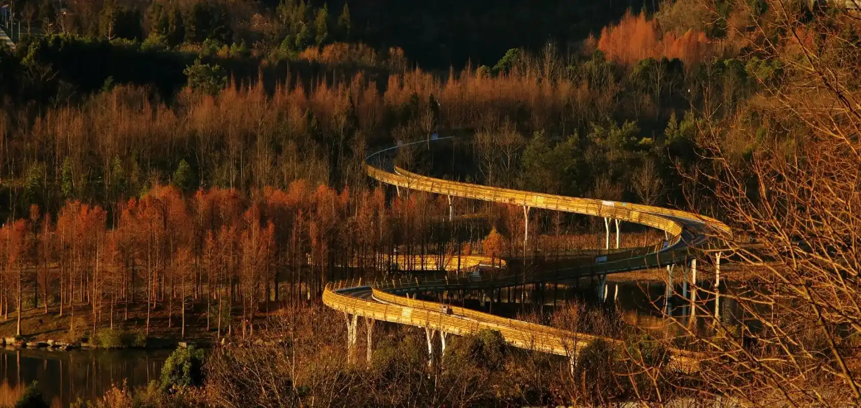 同事凉都摄影 蜿蜒盘旋如舞龙 彩桥飘带趣无穷 独特无朋画新颖 - 抖音