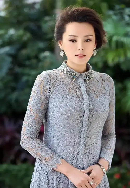 梁爱琪,身着时尚美装,美丽动人,魅力无限