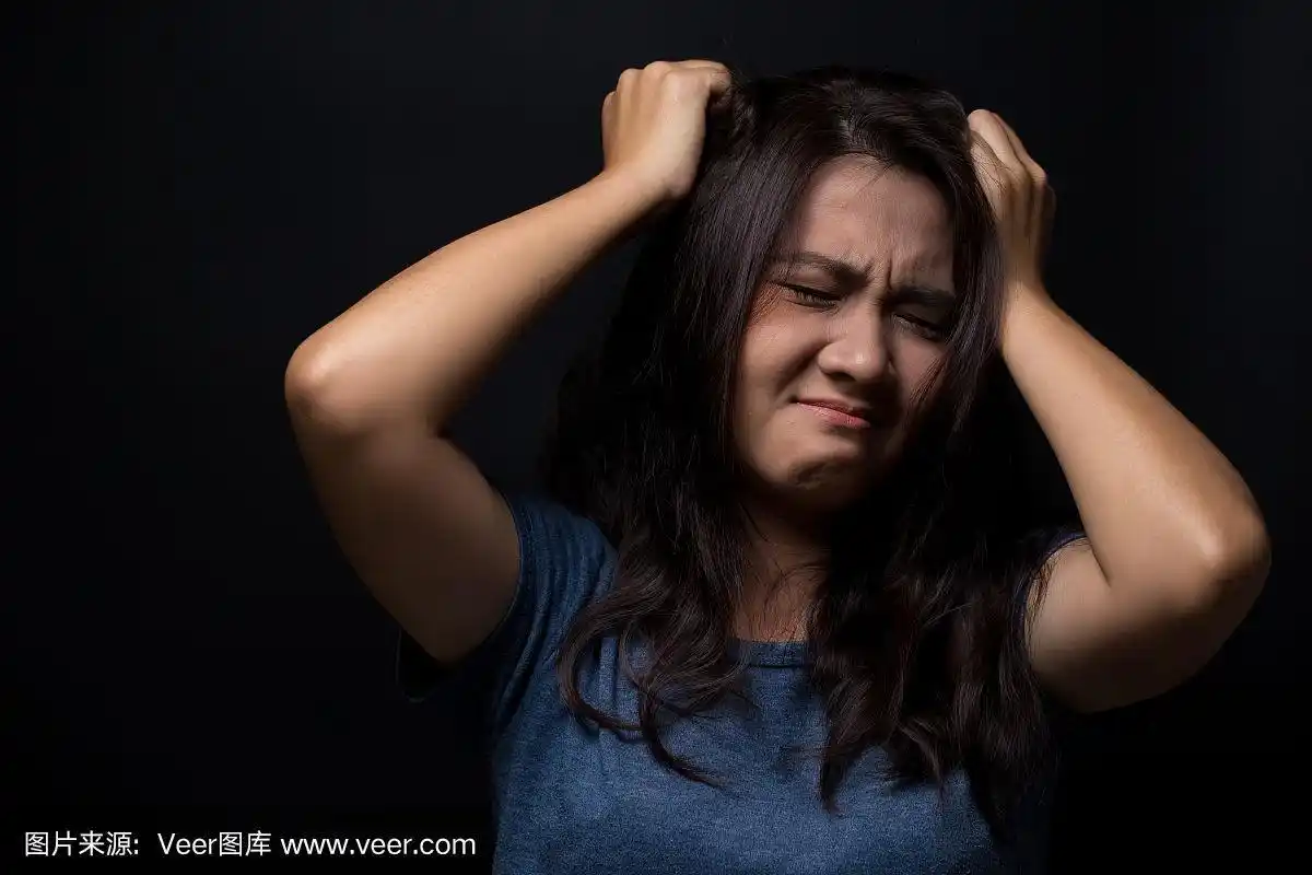 愤怒的女人在孤立的黑色背景