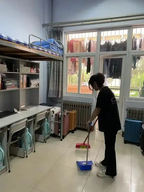 我院开展宿舍内务卫生大扫除服务活动