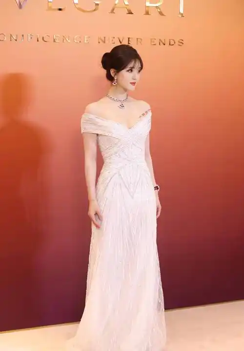 「赵露思」一袭抹身材裙,星河摇曳,明星时尚写真美图